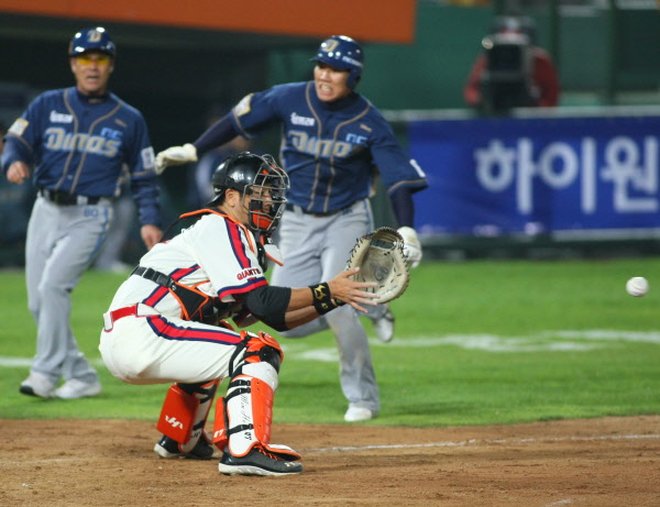 홈블러킹을 시도중인 강민호선수